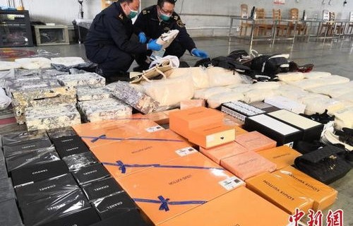 海关查获出口货物夹藏旧中巴车事件深度解析