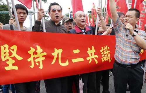 台湾民众街头举横幅，深情送别黄旭华院士