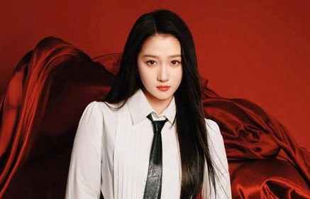 关晓彤新片杀青，C位风采尽显