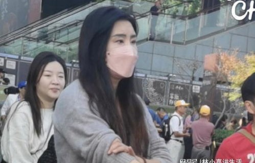 岁月静好，朴素如初——58岁王祖贤现身寺庙风采