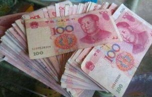 男子取约万元现金当街边走边撒，一场金钱与道德的较量