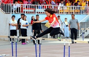 谷爱凌摔倒后的坚韧之路，挑战与希望共存