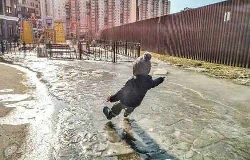 悲剧瞬间，加沙男童早餐时遭天降物资意外砸死