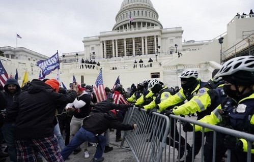 韩国国会门前冲突现场纪实