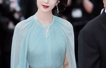 屈楚萧与王子文携手共赴金鸡红毯，头顶白云见证荣耀时刻