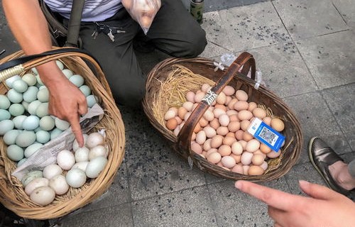 大妈路边摆摊卖水果被罚16万？揭秘背后的真相