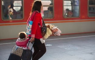 女子带宝宝回家过年，家人守候至凌晨的温馨故事