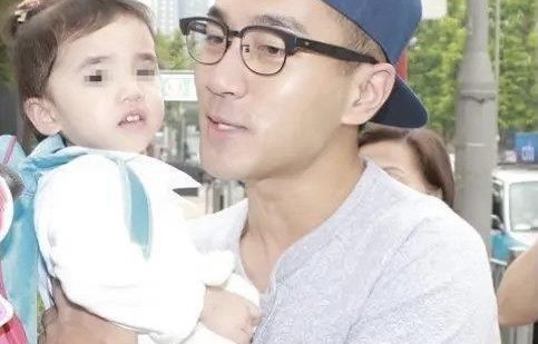 爸妈的甜蜜心意，一米长糖葫芦接女儿放学