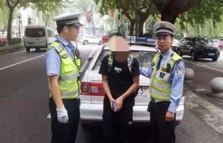 交警街头比武，司机疑惑考谁呢？