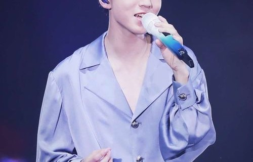 陈哲远假唱事件，忘拿麦克风背后的反思