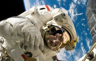 美宇航员瘦身成锥子脸，体液转移现象揭秘