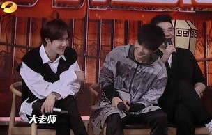 周深现场吃瓜意外发现镜头切到自己，一场视听盛宴的幕后趣事