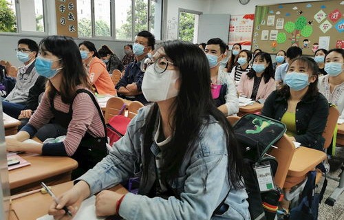 张柏芝17岁大儿子正脸曝光，成长的足迹与母爱的力量