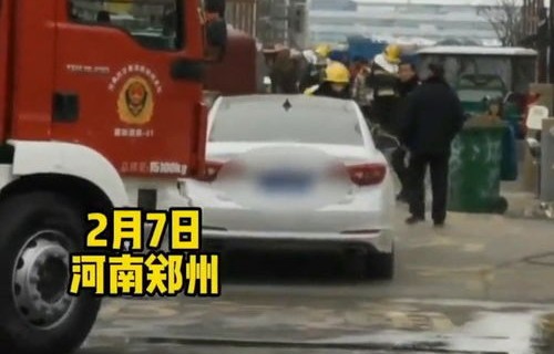 众志成城，居民合力掀翻挡道车助力消防车紧急出警