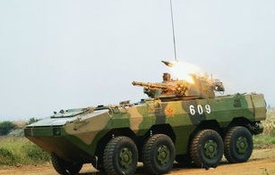 私家车与军用装甲车意外碰撞，现场曝光与深度解析