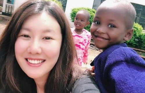 王宝强与新女友冯清深夜共聚，共度美食时光