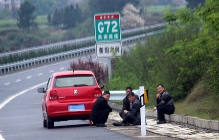 男子应急车道停车炒股，安全与投资的双重考量