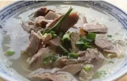 学校盛情献羊，师生共饮羊肉汤