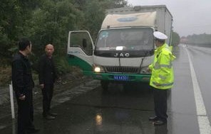 救护车遭遇轿车占应急车道，生命通道的阻碍与思考