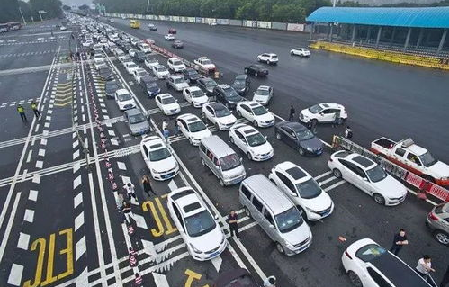 司机因堵车走应急车道被罚款三千扣六分，交通规则的警示