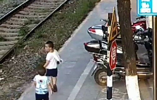 温暖的路途，女生凌晨摸黑走山路，幸遇好心人捎回城