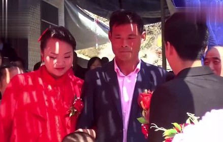 农民父亲在儿子婚礼现场的幽默致辞