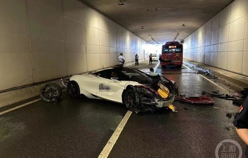 男子租迈凯伦带女孩拍照，意外发生后他选择跑路？