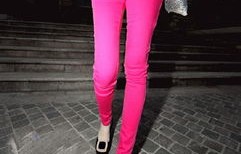 女子遭遇花百元买的裤子掉色事件，双腿被染紫的困扰与反思