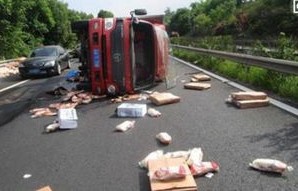 货车爆胎事件，小车尾部遭遇的意外