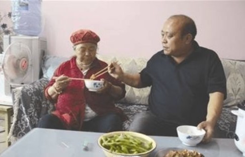 厨房的悲剧，丈夫为救妻子返回现场，不幸离世