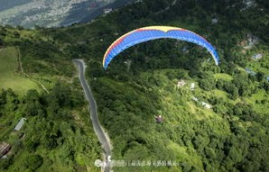 女游客玩滑翔伞意外坠入神秘水帘洞的惊险之旅