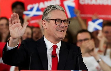 马斯克炮轰英国首相斯塔默，科技与政治的碰撞