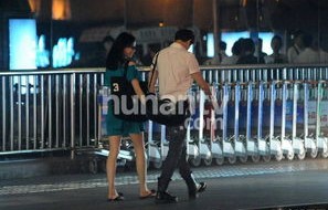 冯绍峰与女友十指紧扣，甜蜜爆表，爱情如诗般美好