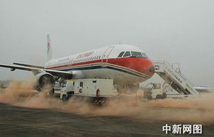 黎巴嫩机场遭遇空袭，航班降落后的紧急应对