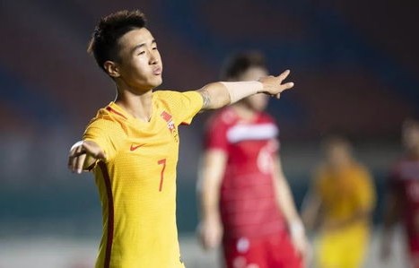 张玉宁单刀破门，泪洒绿茵场——记一次难忘的足球瞬间