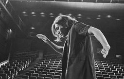 全球风靡的向佐标准手势，引领潮流的独特魅力