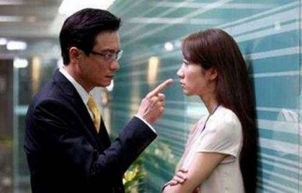 女子控诉面试遭遇七旬董事长猥亵，揭露职场性骚扰的阴暗面