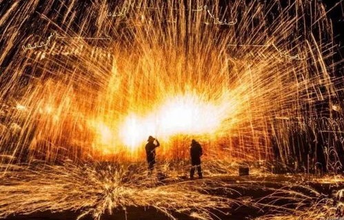 过年看百度独家非遗打铁花，传承文化共赏璀璨盛宴