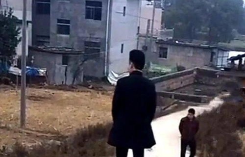 女婿回丈母娘家劈柴秀意外翻车