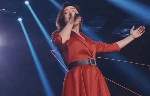 四名女生身着精神病服观看凤凰传奇演唱会，一场别样的音乐之旅