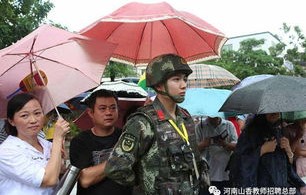 小女孩景区走失，武警大腿上的温暖求救