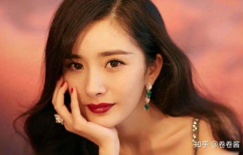 杨幂妆容之谜，脸上显脏的背后解读