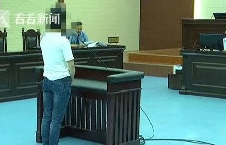 英国一学生宿舍悲剧，产子锁行李箱致死事件