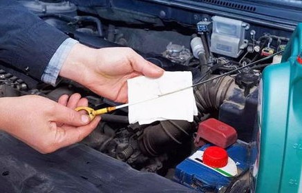 怎么判断机油该换了(摩托车怎么判断机油该换了)