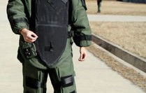 英勇的负重者——记一位100斤女警穿70斤排爆服的非凡瞬间