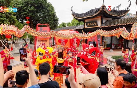 花灯一点，年味满满——传统佳节中的温馨与热闹