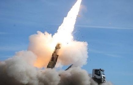 伊朗防空系统密集拦截袭击现场画面揭秘