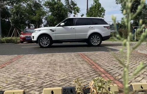 路虎揽胜运动降价60万(2020路虎揽胜运动降价60万)