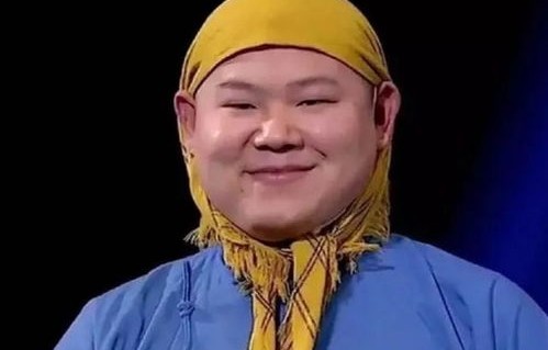 岳云鹏回老家过年，弟弟罕见露面，亲情温暖人心