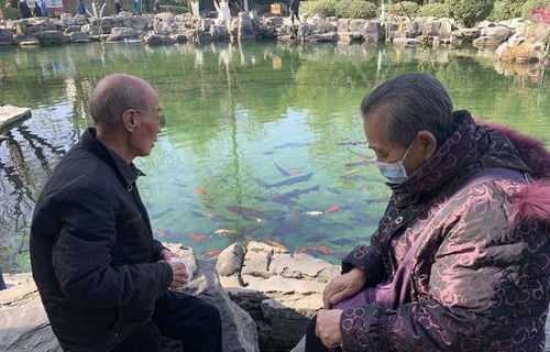 趵突泉保安的善意劝阻，喂鱼行为背后的深思